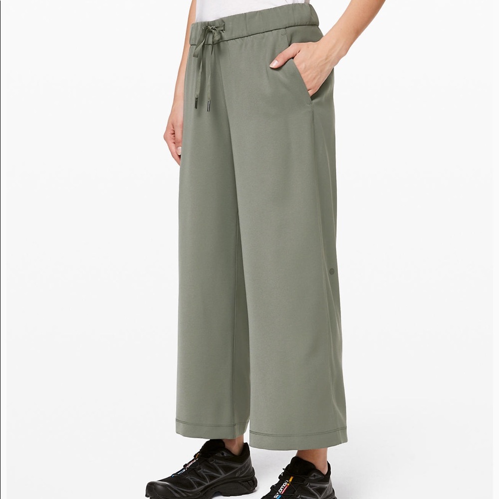 Lululemon On the fly wide leg 7/8 pant size 6
